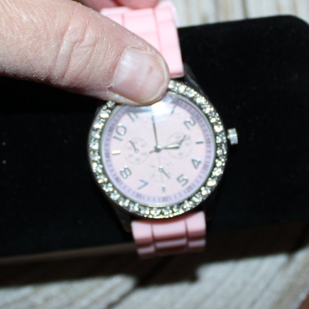 BRAND NEW WITHOUT TAGS DARICE PINK SILCONE WRISTWATCH - Picture 3 of 7